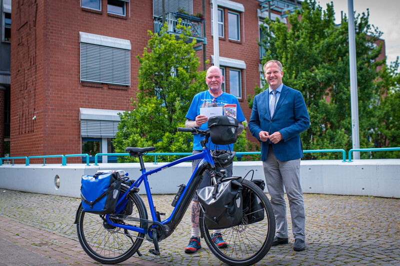 Oliver Trelenberg mit Bürgermeister Dirk Breuer