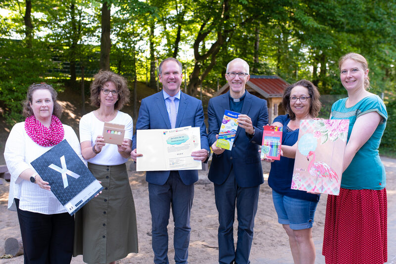 Die Partner des Projektes Schulstarterpack überreichen die ersten Tüten mit Schulausstattungen an die Caritas-Kita St. Franziskus in Hürth. Im Foto von links: Katrin Stelzmann (Caritas Rhein-Erft), Julia Priemer-Bleisteiner (Bürgerstiftung Hürth), Dirk Breuer (Bürgermeister Hürth), Pfarrvikar Dr. Stephan Kremer, Ulrike Holtkötter (Caritas-Kita St. Franziskus) und Julia Fehlisch (Jugendamt Hürth).