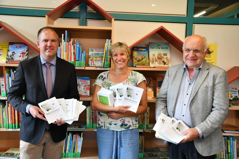 Bürgermeister Dirk Breuer, Stadtbüchereileiterin Barbara Hoevels und Dr. Rolf Meier