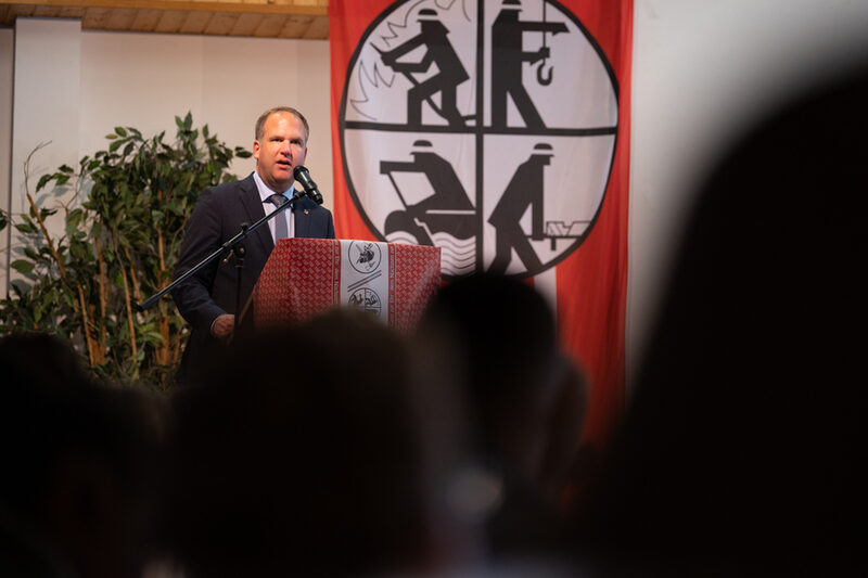 Bürgermeister Dirk Breuer würdigte die Leistungsbereitschaft in seiner Rede am Pult.