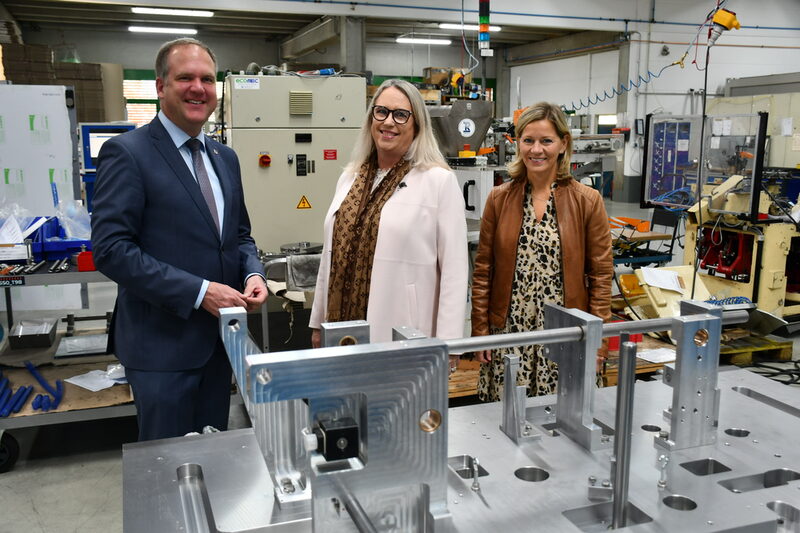 Bürgermeister Dirk Breuer und Wirtschaftsförderin Claudia Dahmann (r.) waren einer Einladung von Geschäftsführerin Tina Gerfer zur Betriebsbesichtigung gefolgt. Foto: Pütz