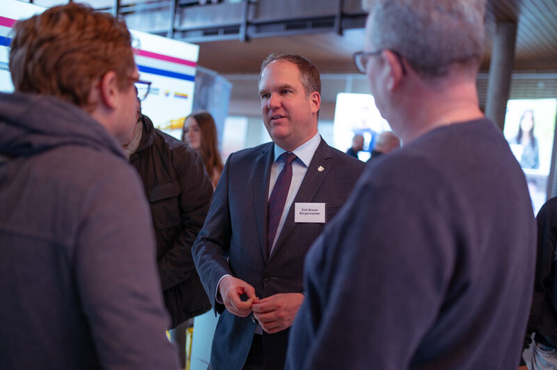 Bürgermeister Dirk Breuer tauscht sich mit Besucherinnen und Besuchern aus.