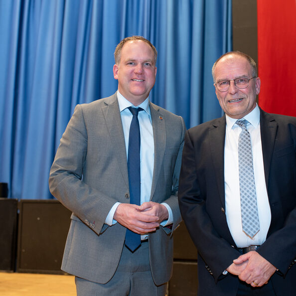 Bürgermeister Dirk Breuer (links) gratuliert Wilfried Görtz zur Ratsmitgliedschaft.