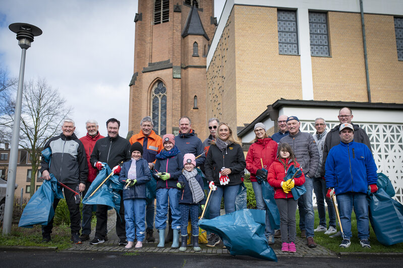 Bürgermeister Dirk Breuer (5. v. l.), Hürths zweite stellvertretende Bürgermeisterin Aylin Kocabeygirli (Mitte), Stadtwerke-Vorstand Stefan Welsch (3. v. l.) sowie Hans-Josef Lang (Ortsvorsteher Hermülheim/Kalscheuren, 4. v. l.) packten mit an und unterstützten die kleinen und großen Freiwilligen im Bereich rund um die Kirche St. Severin in Hürth-Hermülheim.