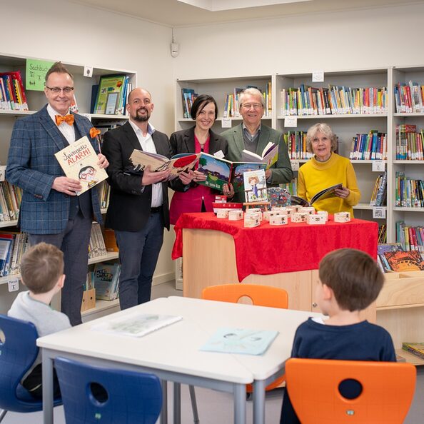 Der stellvertretende Bürgermeister Peter Prinz feierte gemeinsam mit Schülerinnen und Schülern sowie Lehrerschaft die Sanierung der Carl-Orff-Grundschule im Hürther Stadtteil Alstädten-Burbach.