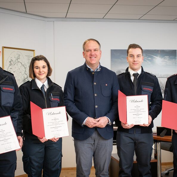 v.l. Paul Mesin, Sina Reifenberg, Bürgermeister Dirk Breuer, Tim Cziczkus, Marvin Dietzsch