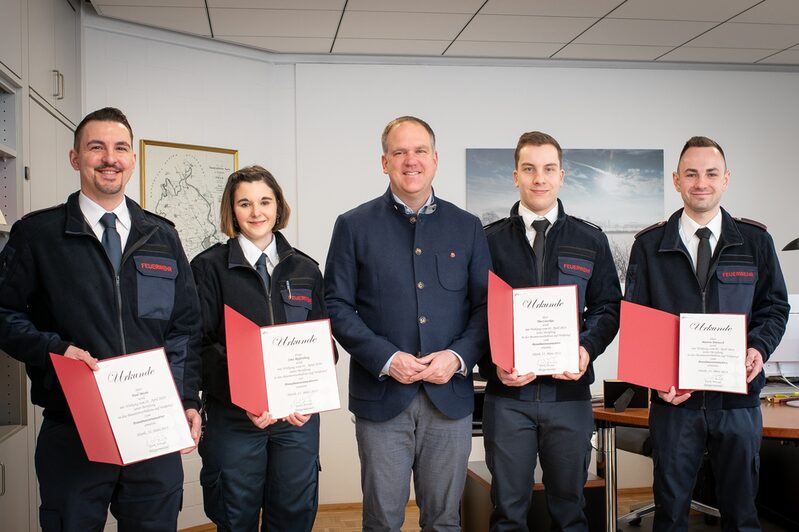 v.l. Paul Mesin, Sina Reifenberg, Bürgermeister Dirk Breuer, Tim Cziczkus, Marvin Dietzsch