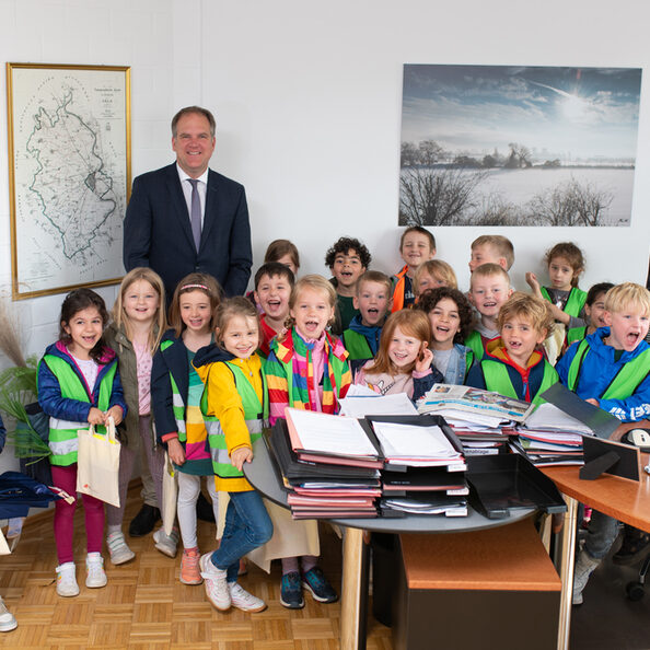 Bürgermeister Dirk Breuer mit den Kita-Kids im Dienstzimmer