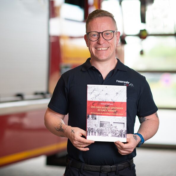 Feuerwehrmann Andreas Nußbaum mit seinem Buch