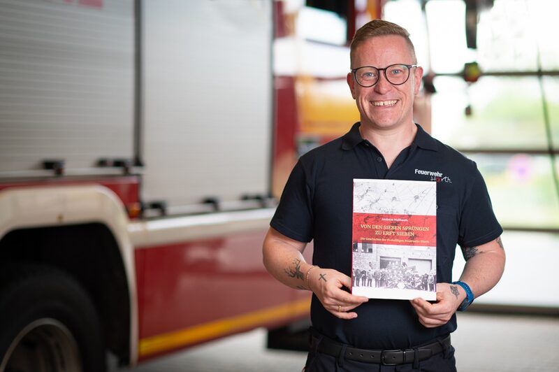 Feuerwehrmann Andreas Nußbaum mit seinem Buch